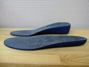 中敷きを厚くした靴